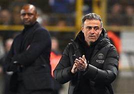 Luis Enrique, técnico del PSG, en un partido reciente delante de Patrick Vieira.