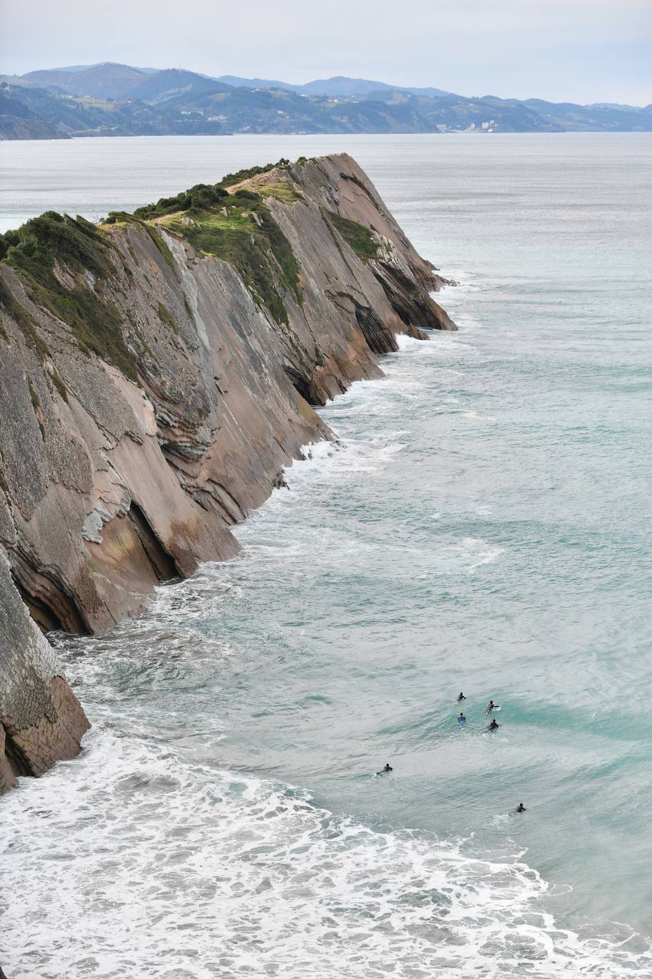 Surfistas al lado del flysch