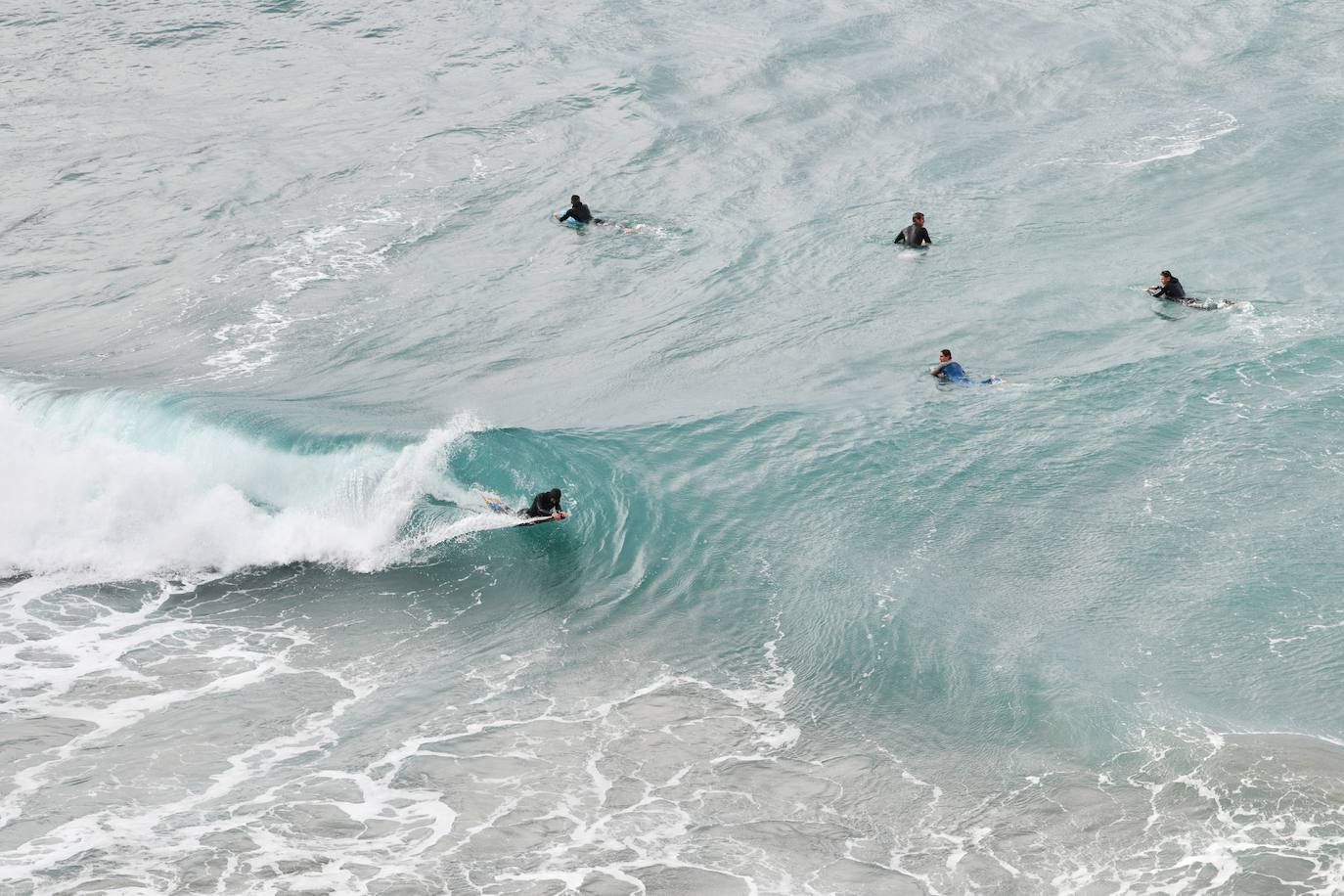 Surfistas al lado del flysch