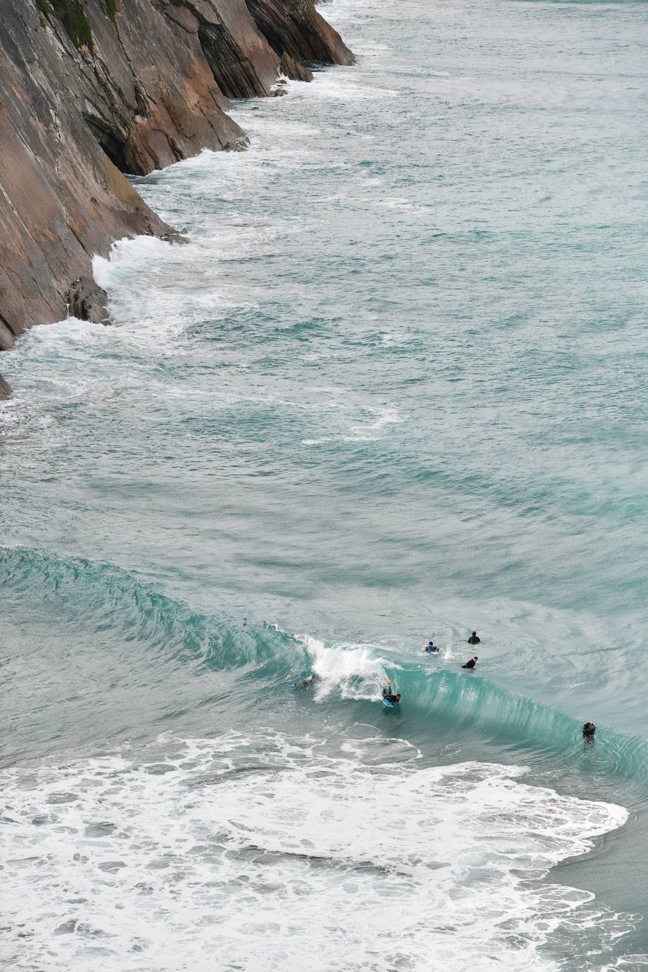 Surfistas al lado del flysch