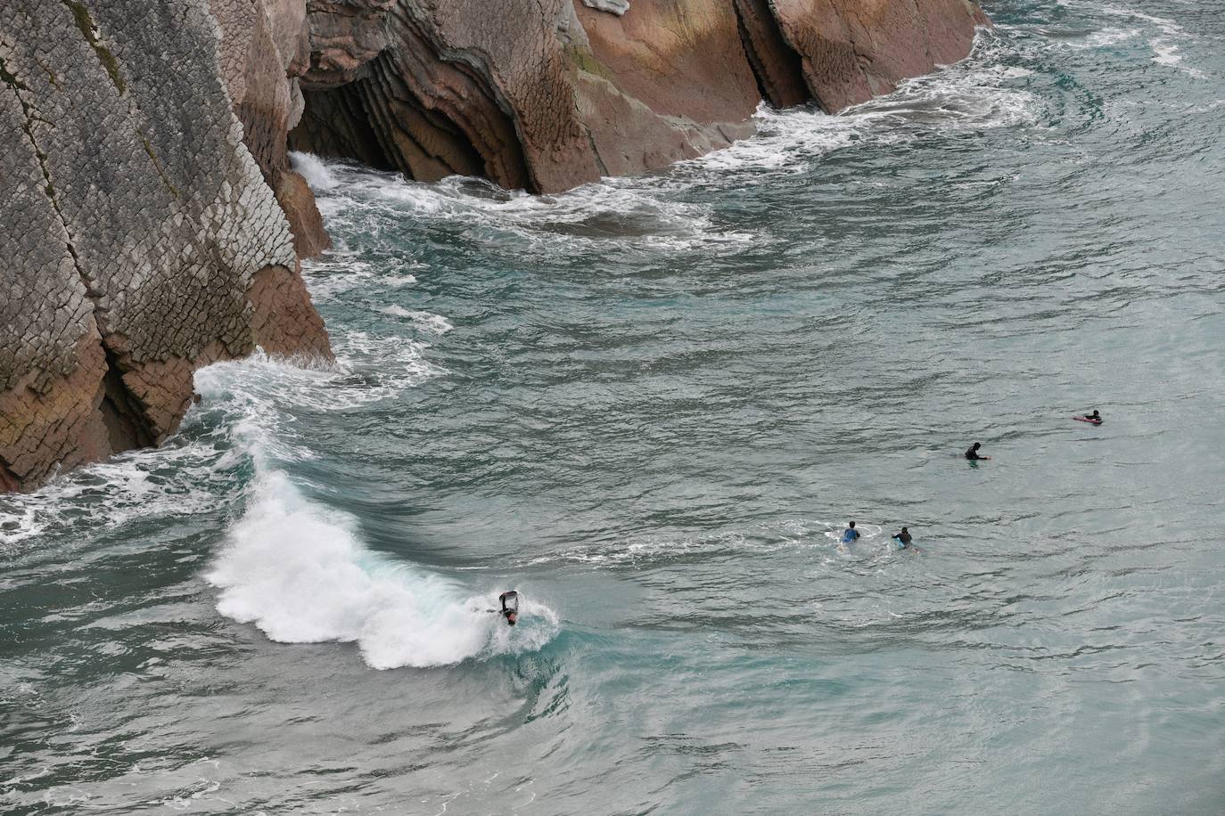 Surfistas al lado del flysch