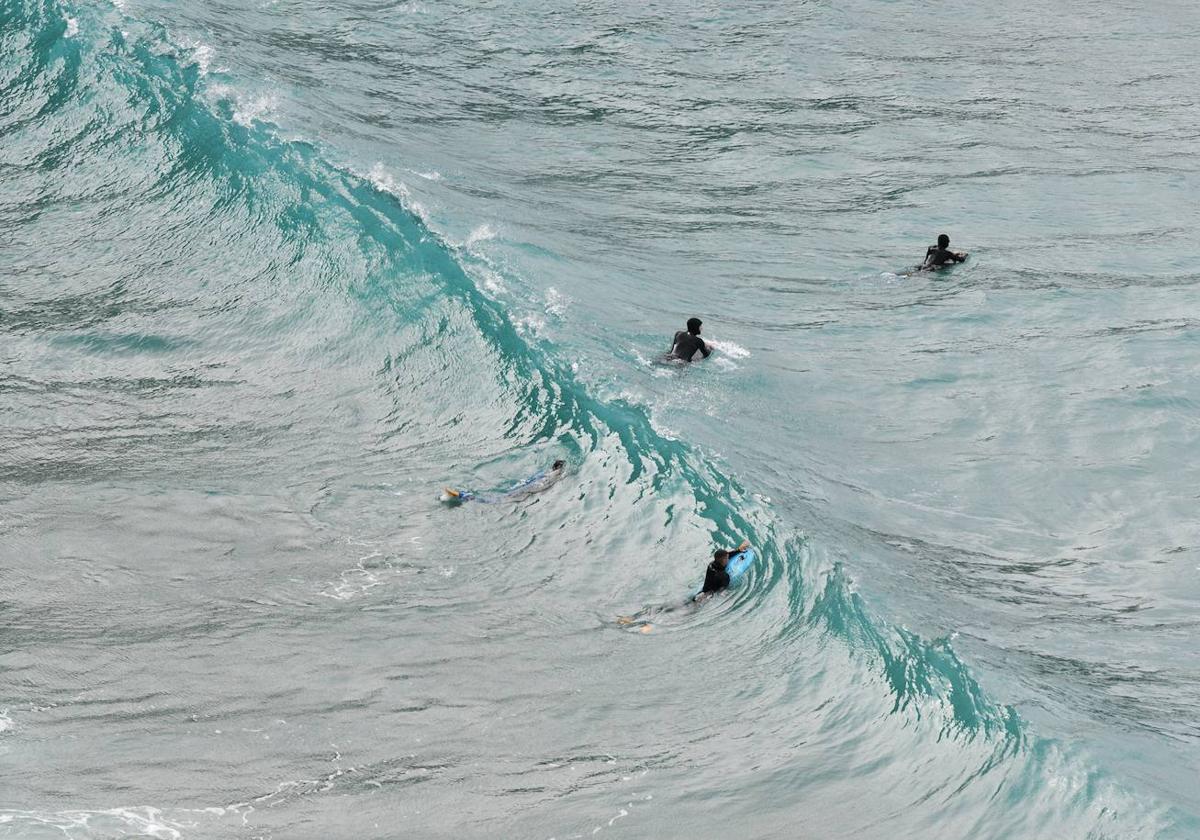 Surfistas al lado del flysch