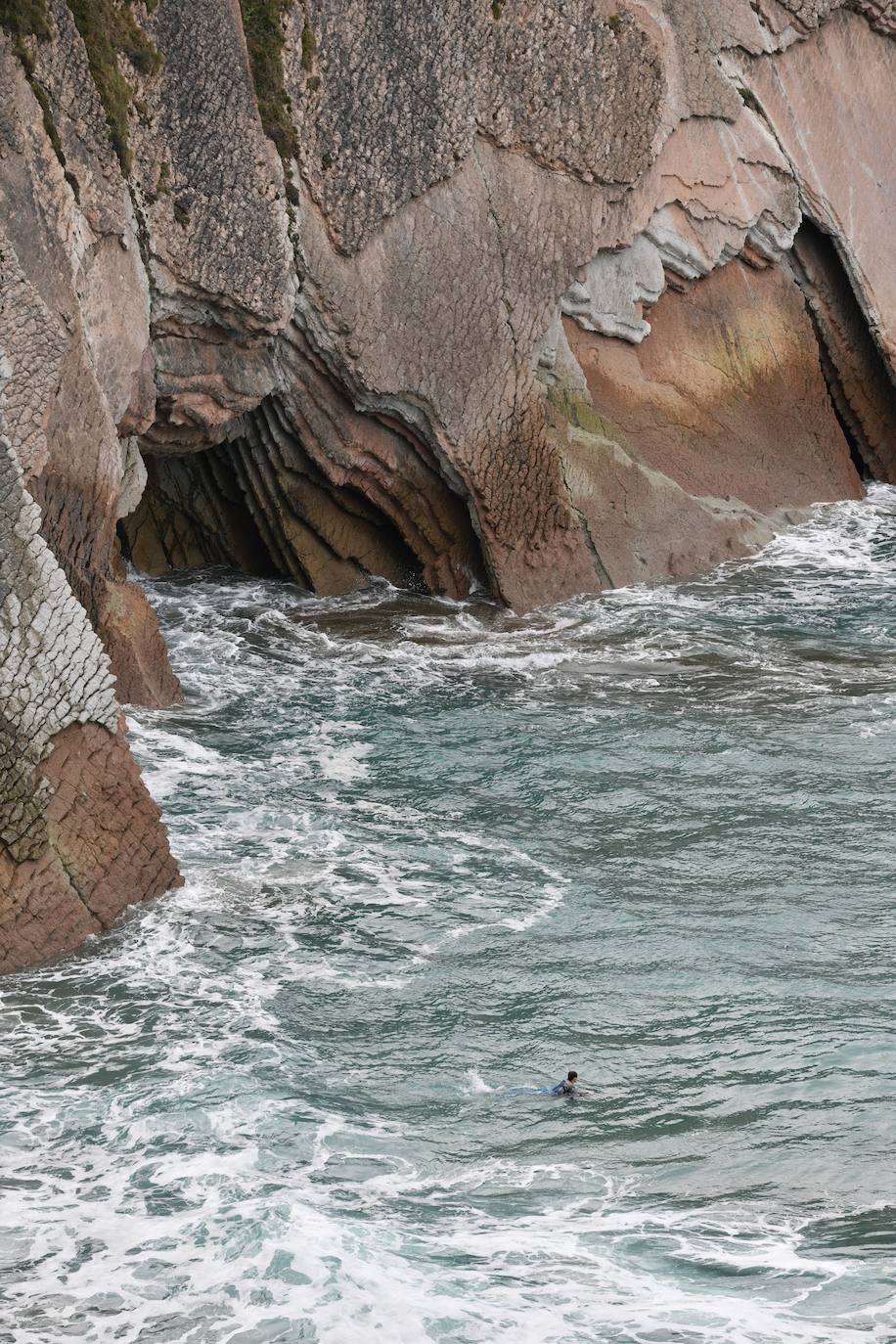 Surfistas al lado del flysch