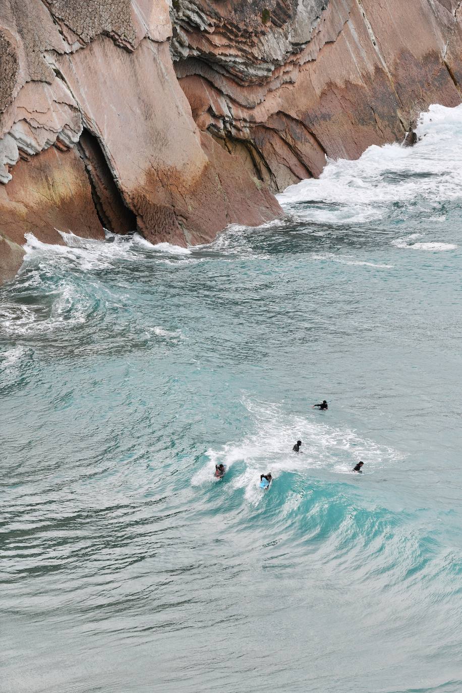 Surfistas al lado del flysch