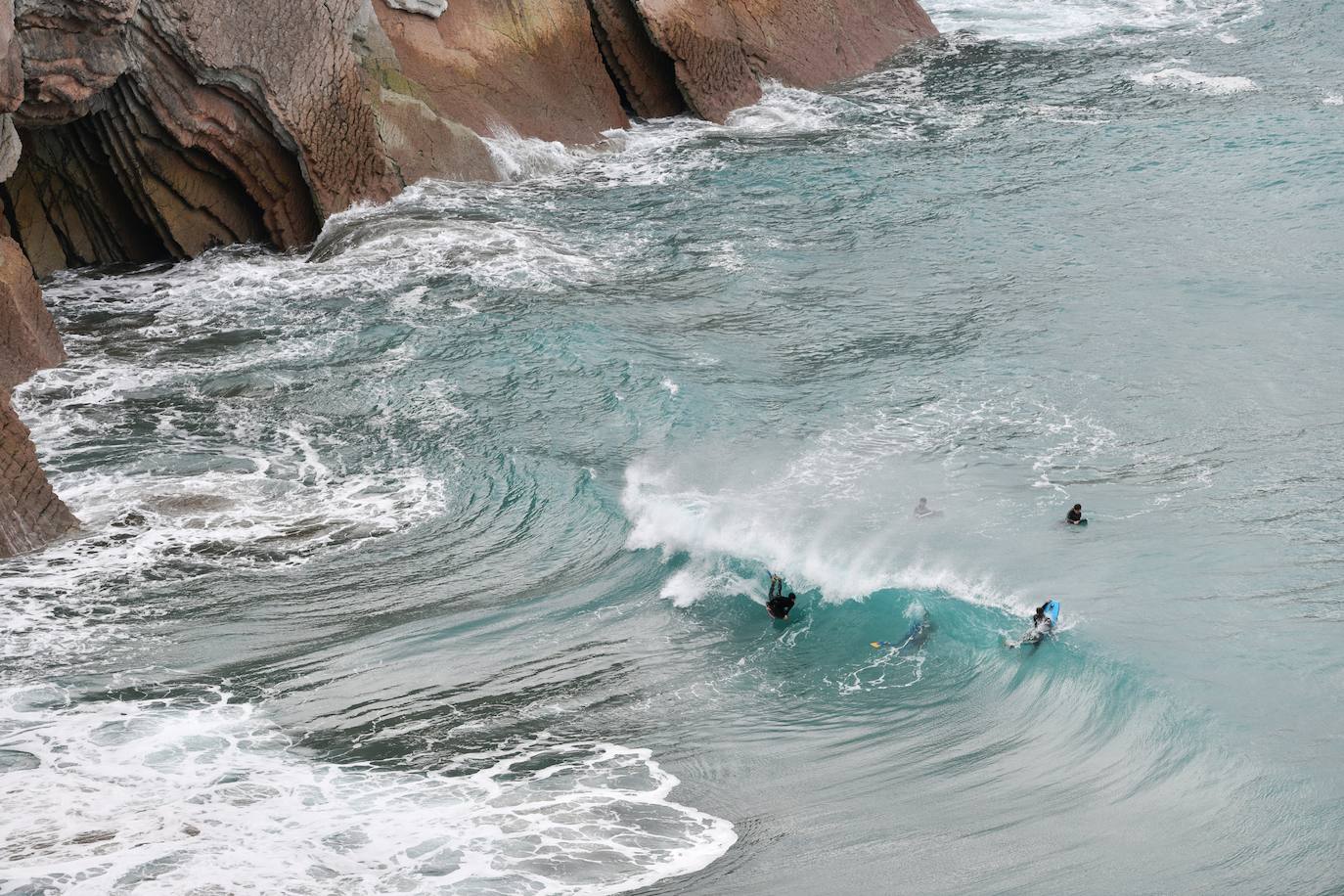 Surfistas al lado del flysch