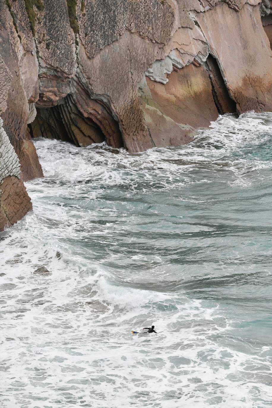 Surfistas al lado del flysch