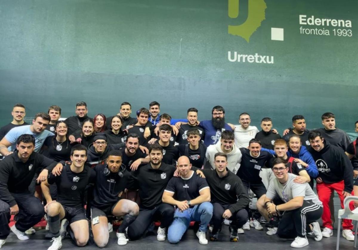 Competidores y organizadores del exitoso campeonato de 'powerlifting', el domingo en el frontón Ederrena.