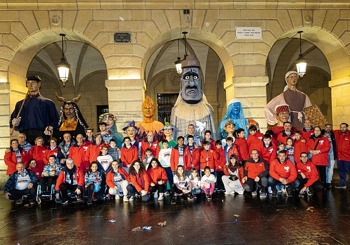 Muy bien acompañado por la familia de Bidasoako Erraldoiak, Zanpantzar se presentó ante los irundarras.