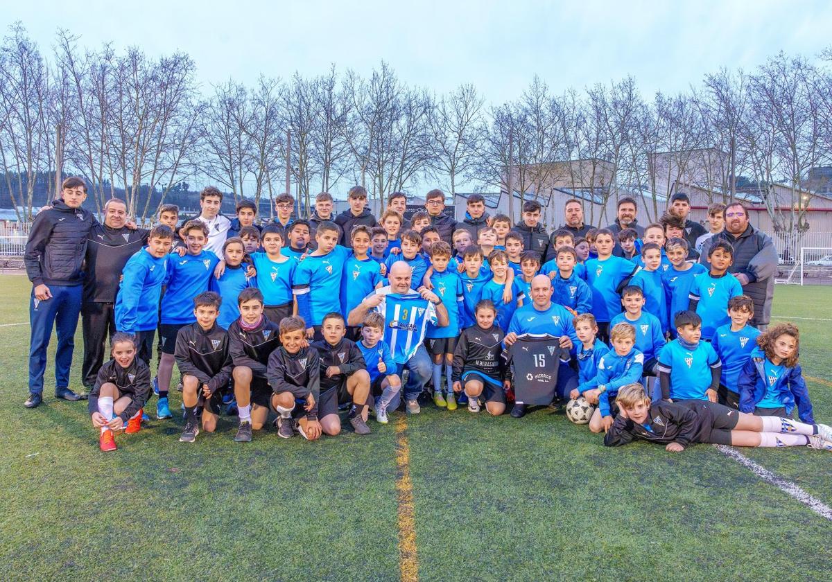 El presidente de Texas C.F, Ángel Rosa Nevado, y el presidente de la comisión de euskera, Jon Atxordoki Rekondo, junto con varios equipos de Texas C.F.