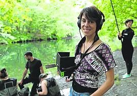 Estibaliz Urresola Solaguren durante el rodaje de '20.000 especies de abejas' en el cauce del Urumea.