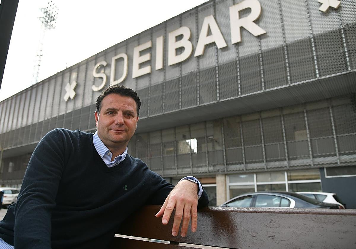 César Palacios, delante de las instalaciones del Eibar en Ipurua ayer por la mañana.