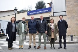 Representantes del departamento de Salud junto al alcalde Zubiarrain, ante el centro de salud local tras la reunión.