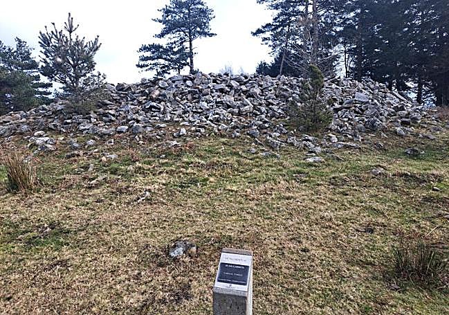 Túmulo de Irumugarrieta de camino a Arranoaitz. Buzón situado en la cima.