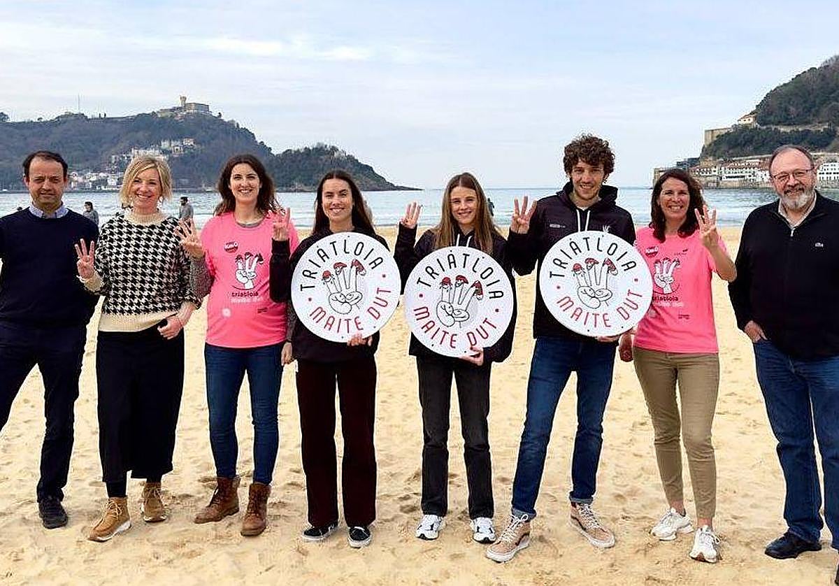 Triatloia Maite Dut egitasmoko kideak eta enbaxadoreak, Donostian '18 Astetan Tratleta' erronkaren aurkezpenean.