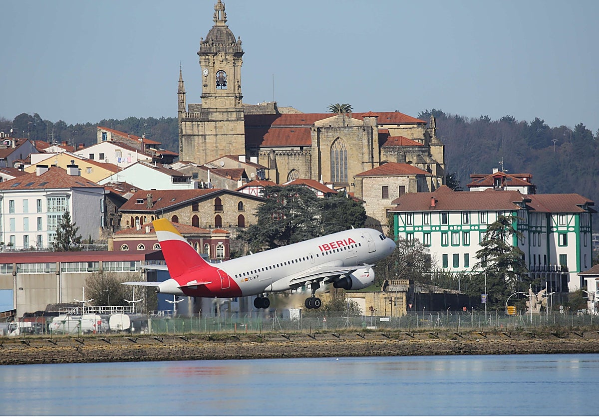 Un avión despega del aeropuerto de Hondarribia.