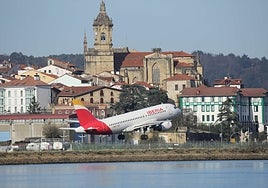 Un avión despega del aeropuerto de Hondarribia.