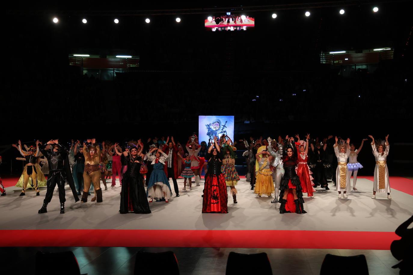 Gran ambiente en la presentación de las comparsas en Donostia