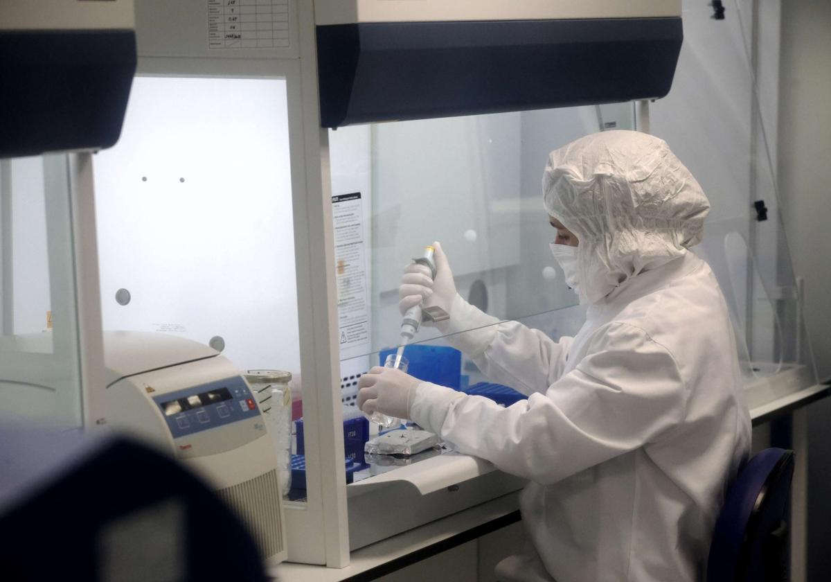 Una mujer trabaja en un laboratorio.