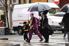 Aunque no hubiera desfile, muchas familias y cuadrillas irundarras echaron mano de los paraguas para disfrutar del Sábado Regular.