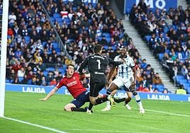 Sadiq, dentro del área, intenta rematar un balón desviado por Herrando.