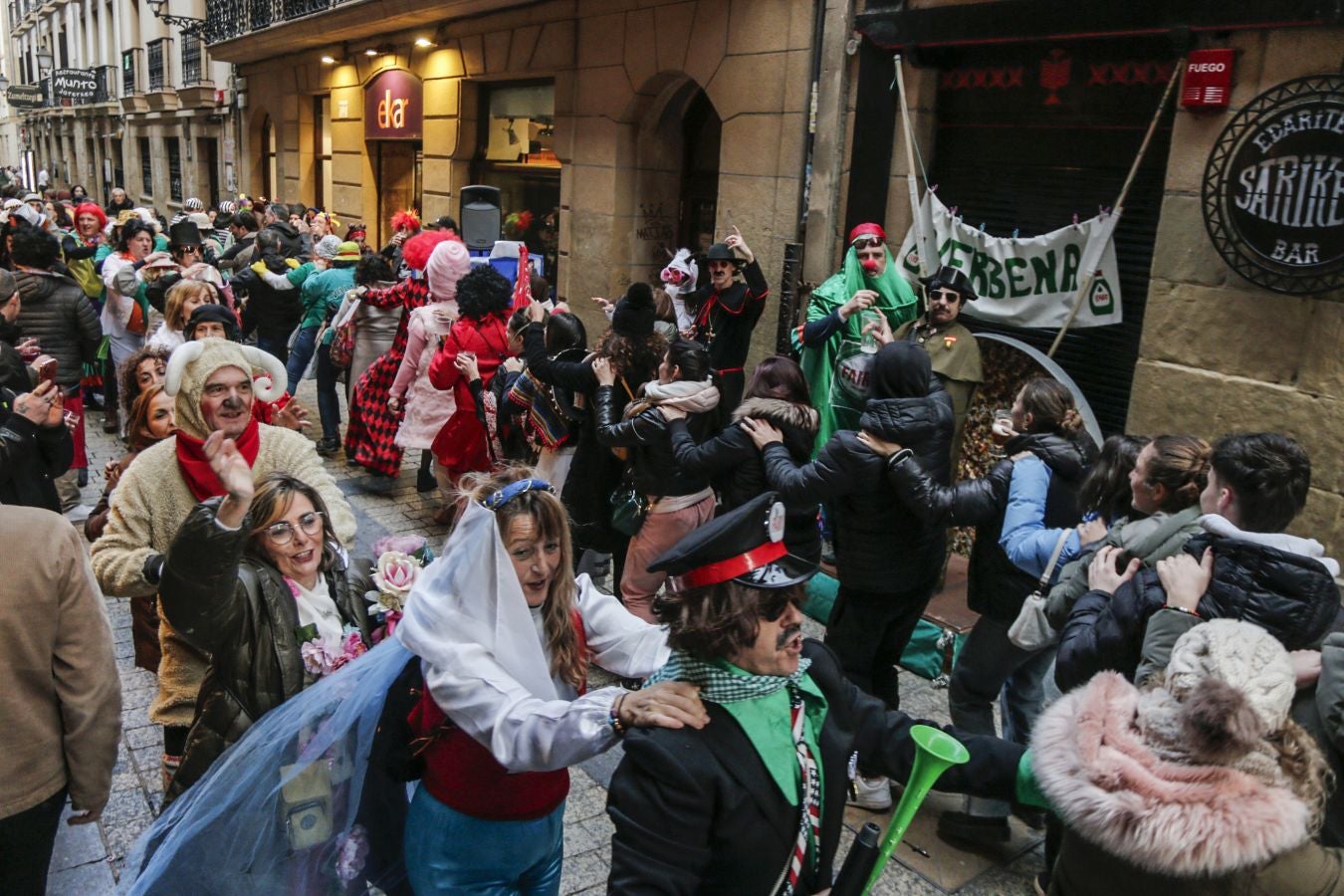 Los donostiarras se echan a la calle con el carnaval