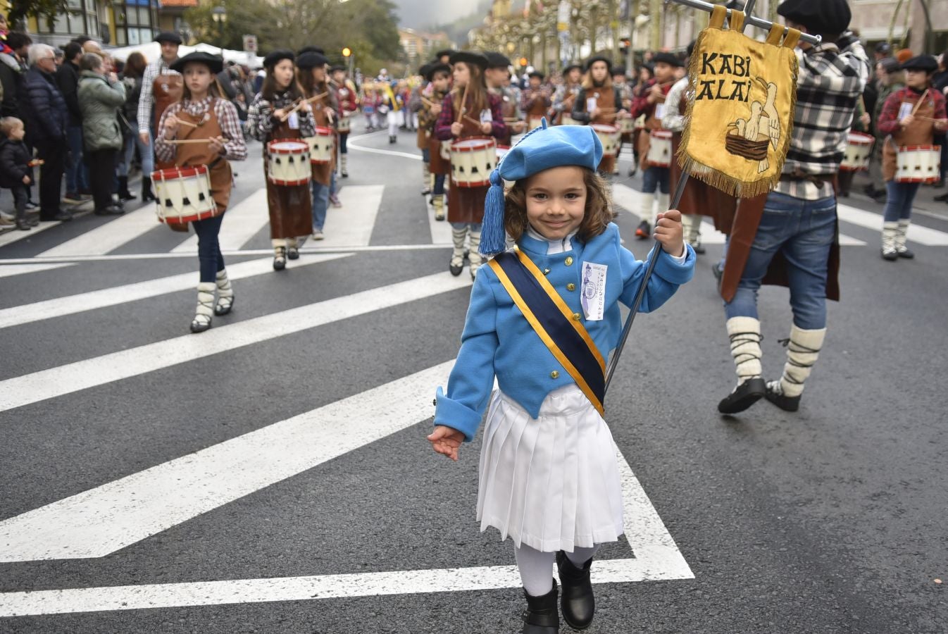 La tamborrada infantil sobrevive a la lluvia en Tolosa