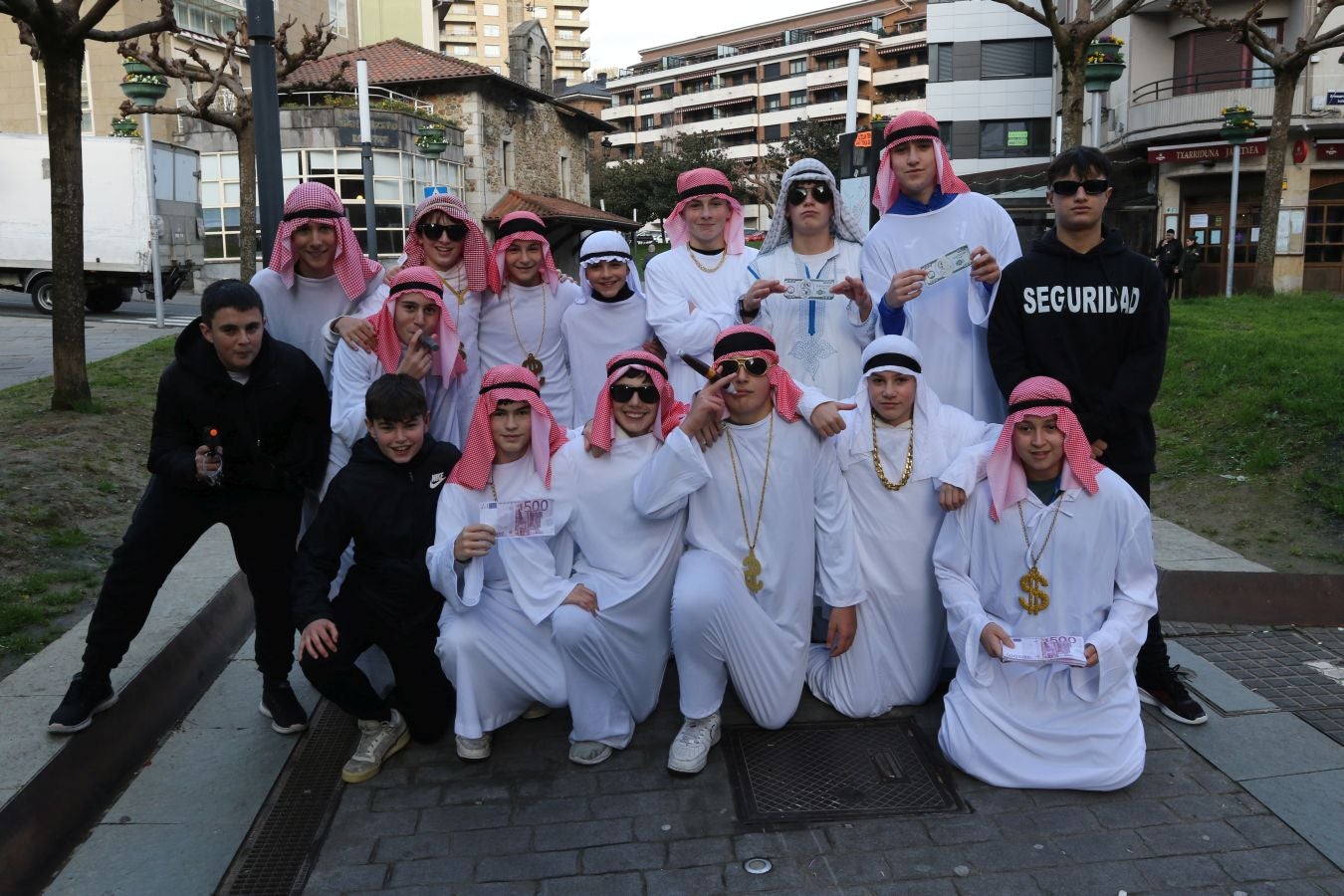 El color del carnaval impregna la localidad de Elgoibar