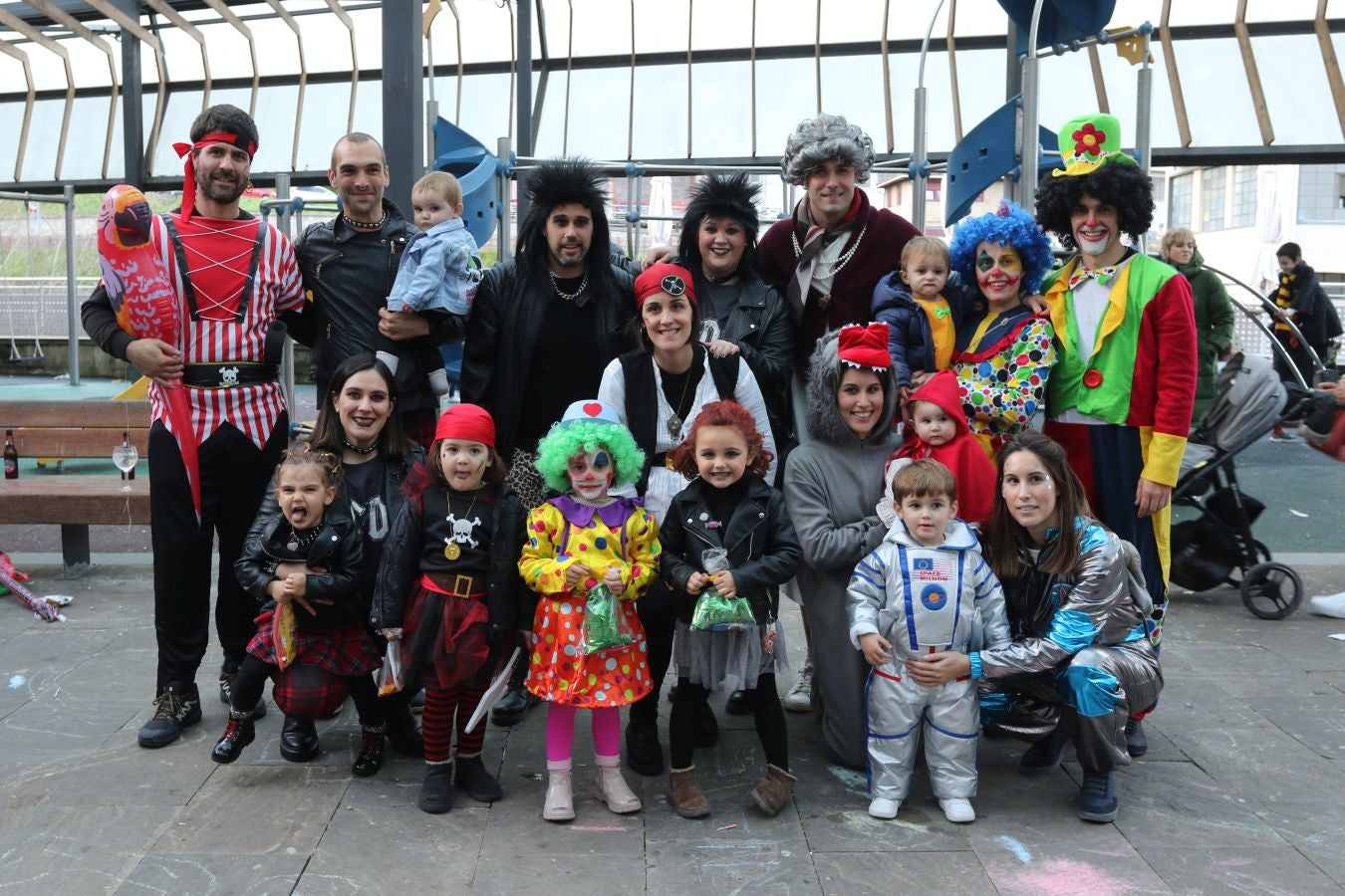 El color del carnaval impregna la localidad de Elgoibar