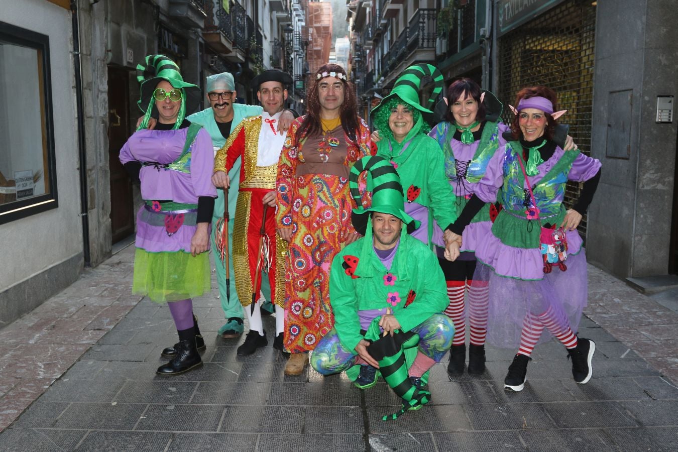 El color del carnaval impregna la localidad de Elgoibar