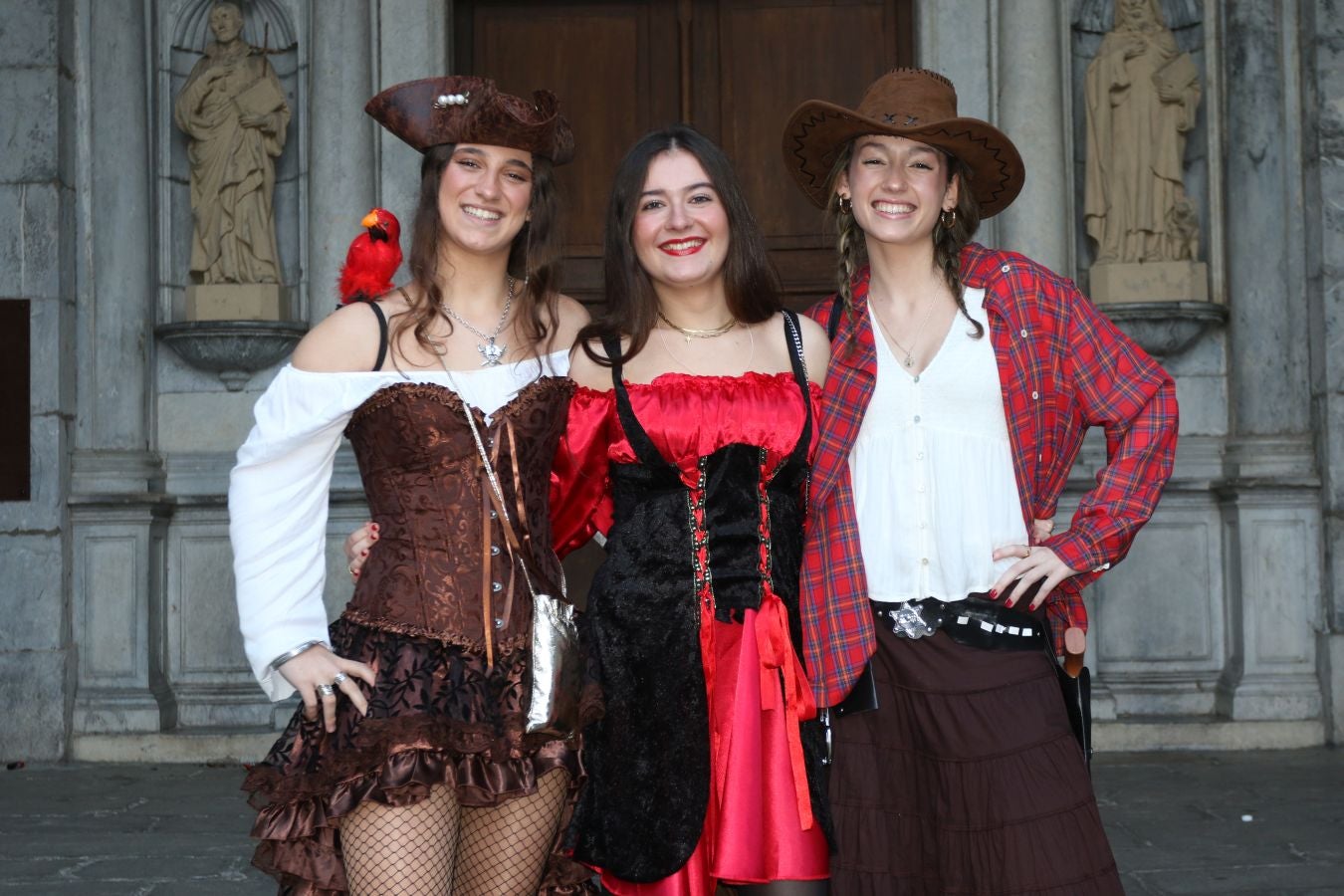 El color del carnaval impregna la localidad de Elgoibar