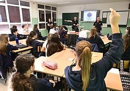 Esta semana los alumnos de 2º de la ESO del colegio Mary Ward de Donostia han recibido una charla sobre los peligros de internet y las redes sociales por parte de la Ertzaintza.