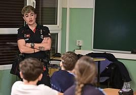 Una ertzaina explica algunos peligros de internet a los alumnos.