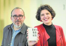 Con el libro. Emilio Varela y Carmiña Dovaleposan con su publicación sobre Arantzazu.