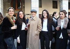 Varias azpeitiarras, trajeadas en el Elegante Eguna.