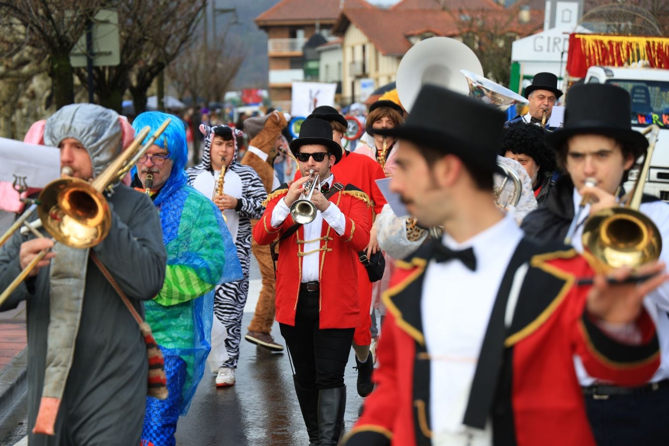 Las comparsas inundan Hondarribia de un gran colorido