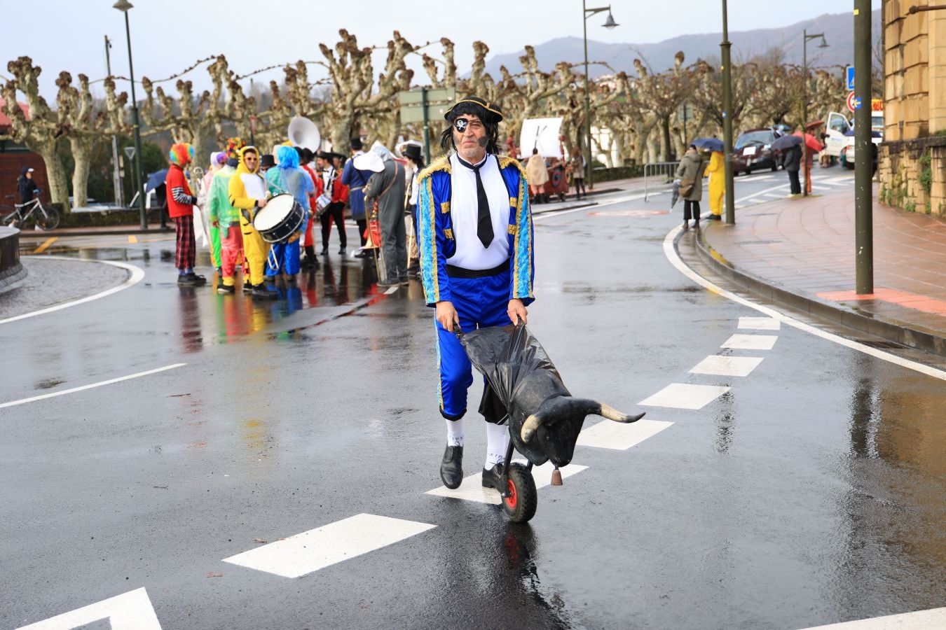 Las comparsas inundan Hondarribia de un gran colorido