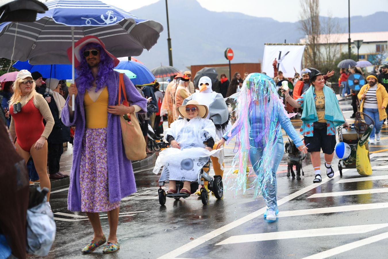 Las comparsas inundan Hondarribia de un gran colorido
