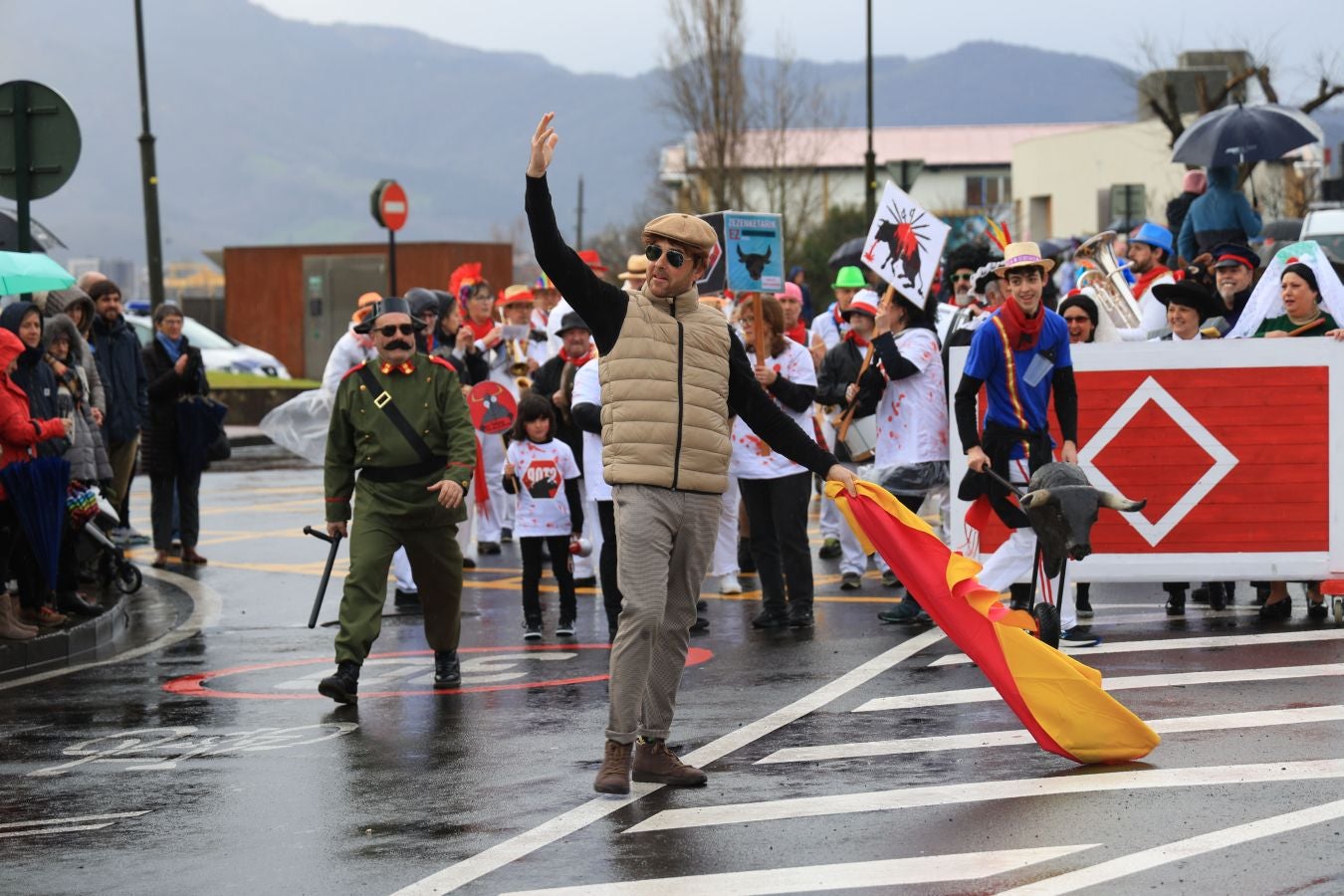 Las comparsas inundan Hondarribia de un gran colorido