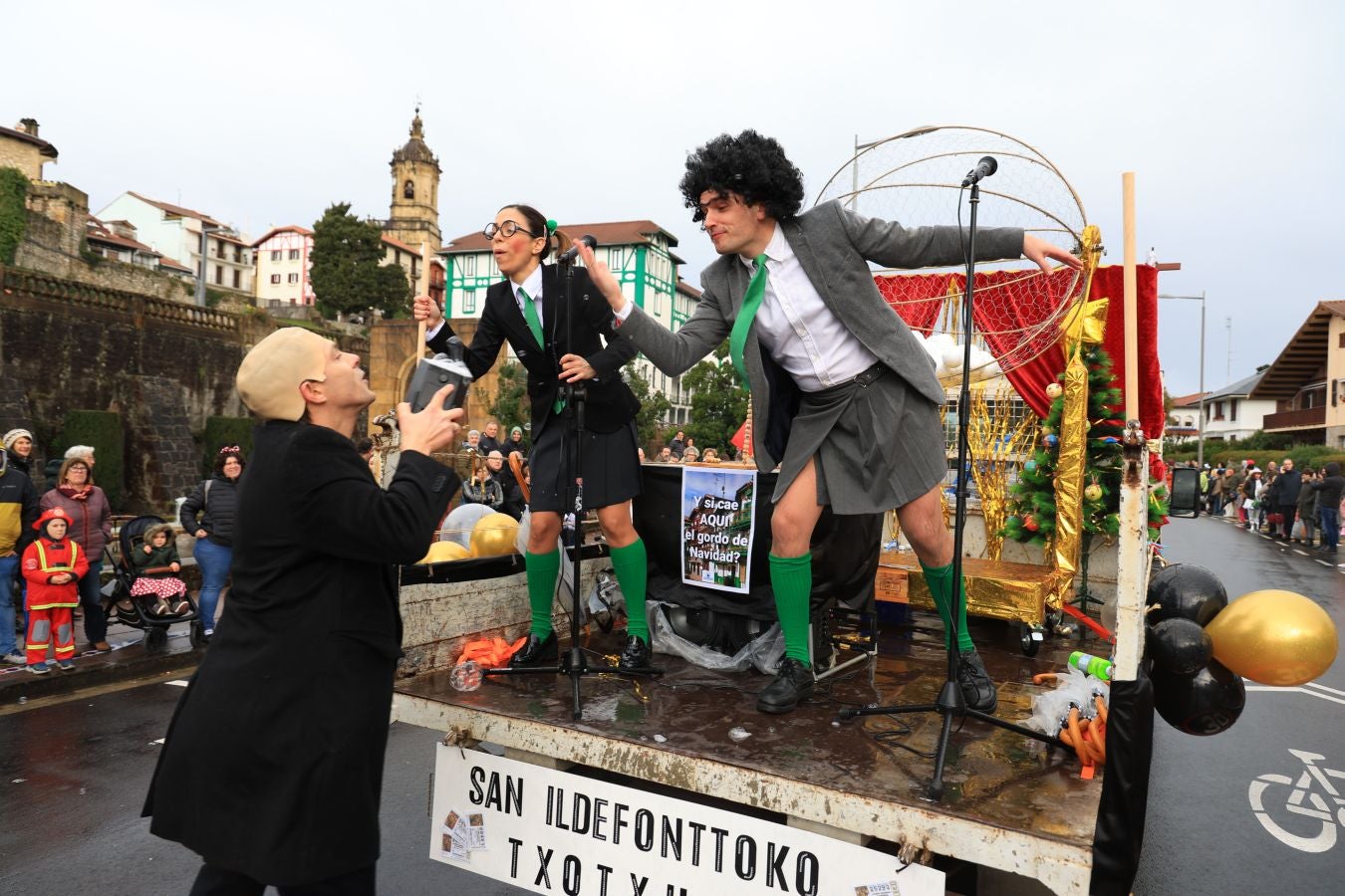 Las comparsas inundan Hondarribia de un gran colorido