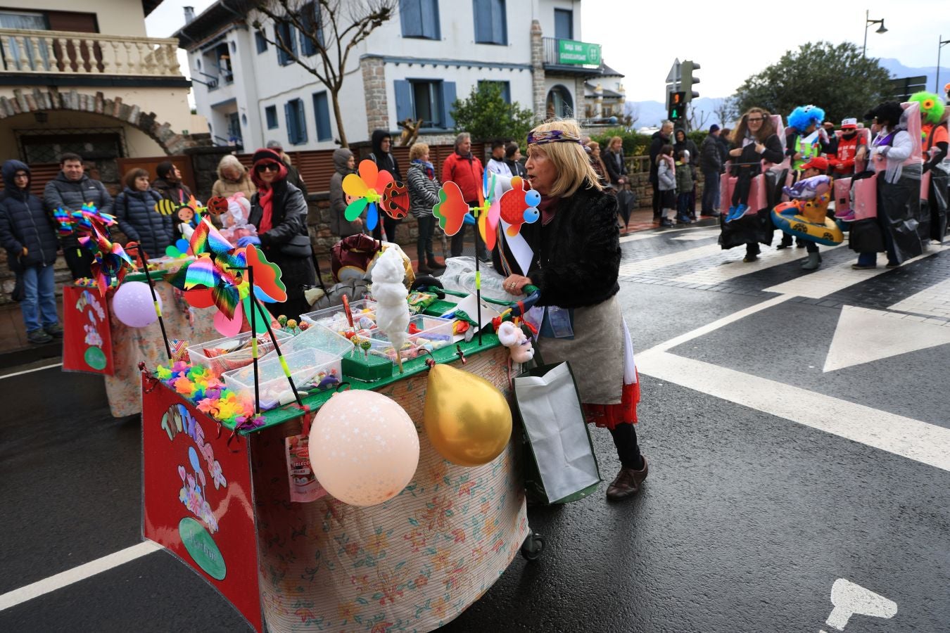 Las comparsas inundan Hondarribia de un gran colorido