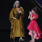 La emoción de la niña Sofía Otero al entregar el premio a su compañera Ane Gabarain