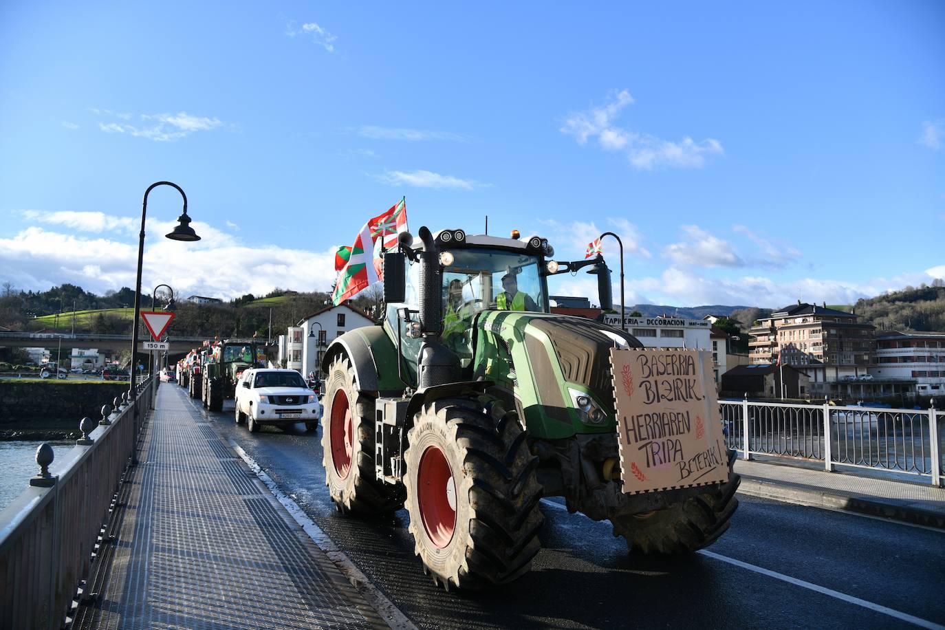 Fotos de la tractorada a su paso por Gipuzkoa