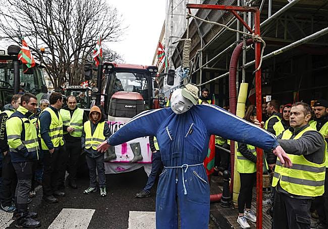 Muñeco que han colocado colgado los baserritarras y que simboliza «el ahogo» que sufre el sector.
