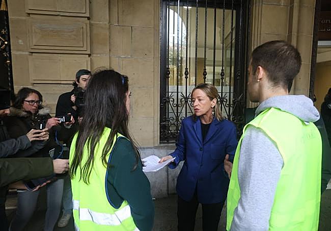 Los dos organizadores de la tractorada conversan con la diputada general Eider Mendoza.