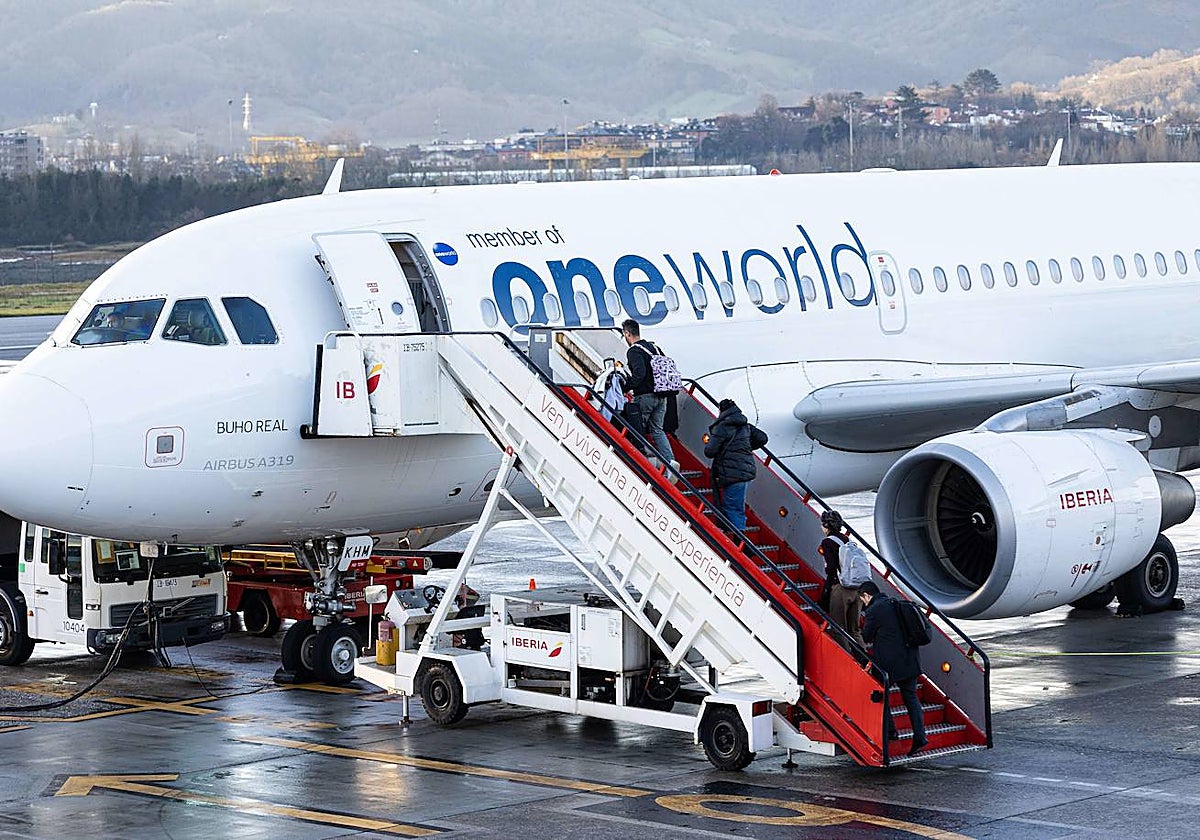Pasajeros de un vuelo de Iberia a Madrid acceden al avión en Hondarribia.