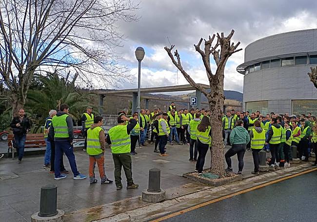 Todos los manifestantes visten un chaleco amarillo.