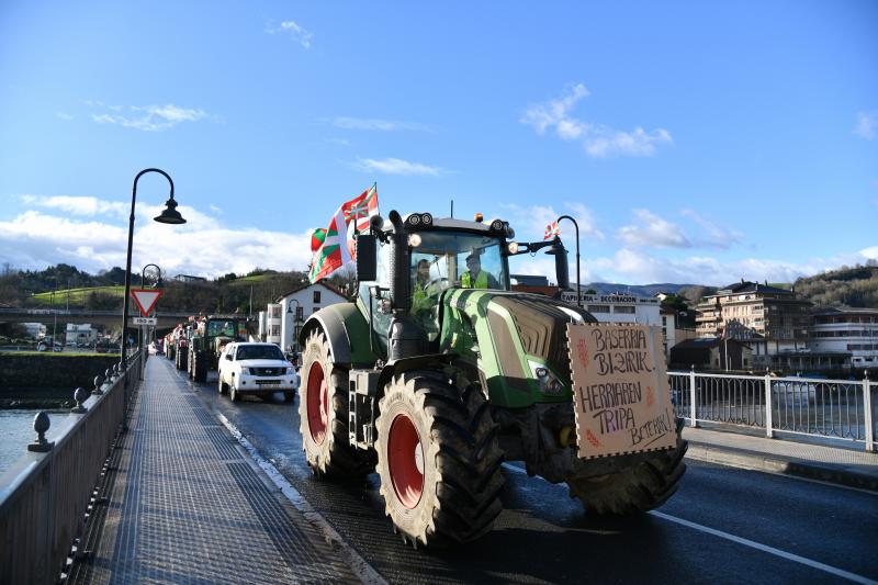 La protesta de los ganadores a su paso por Orio.