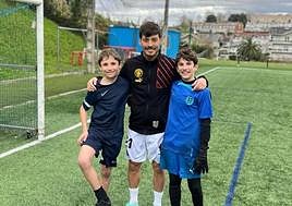 David Silva ha compartido una imagen en sus redes jugando a fútbol en Berio.