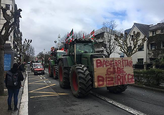 Tractores a su paso por Antiguo.