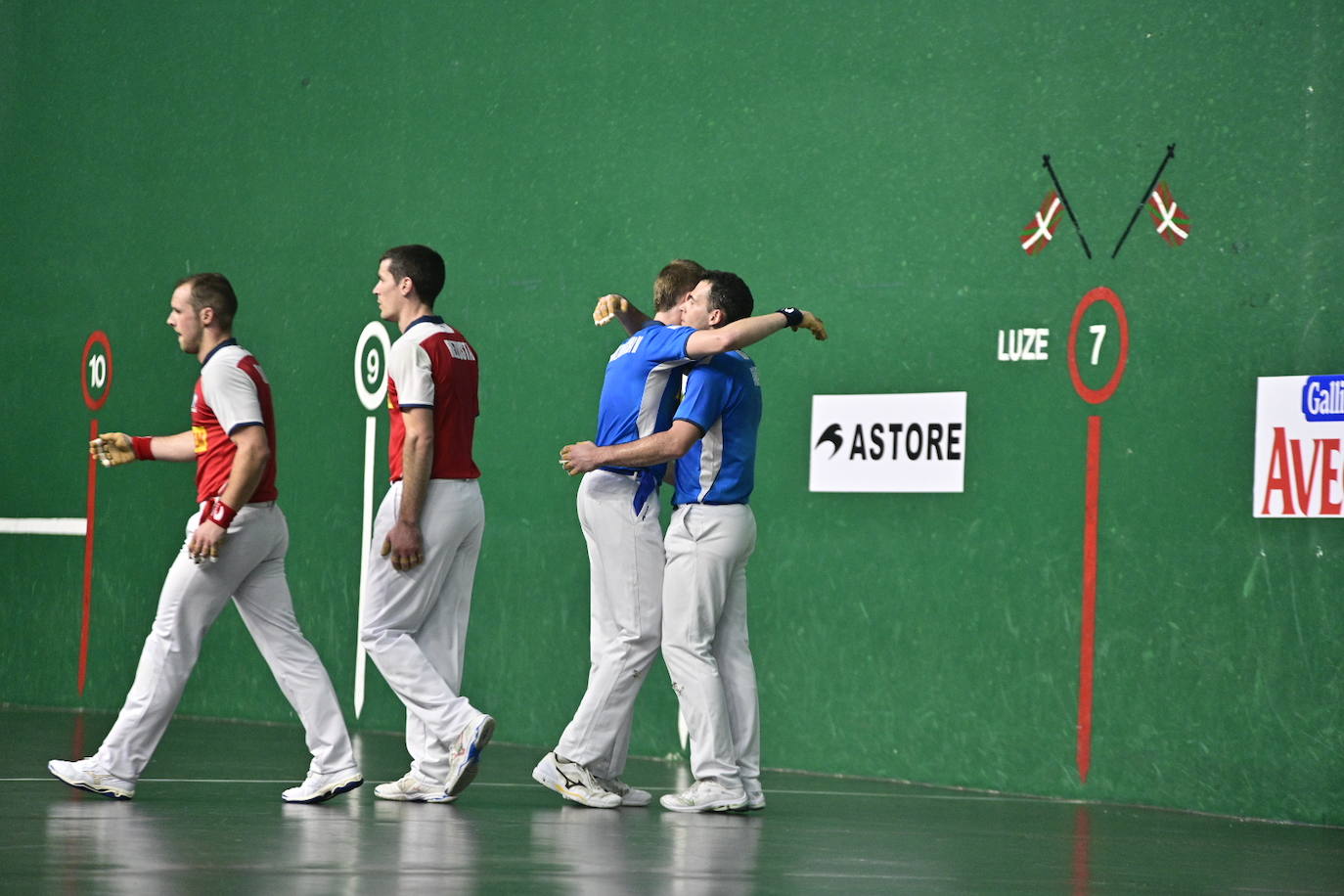 Jaka y Mariezkurrena se abrazan tras su victoria.